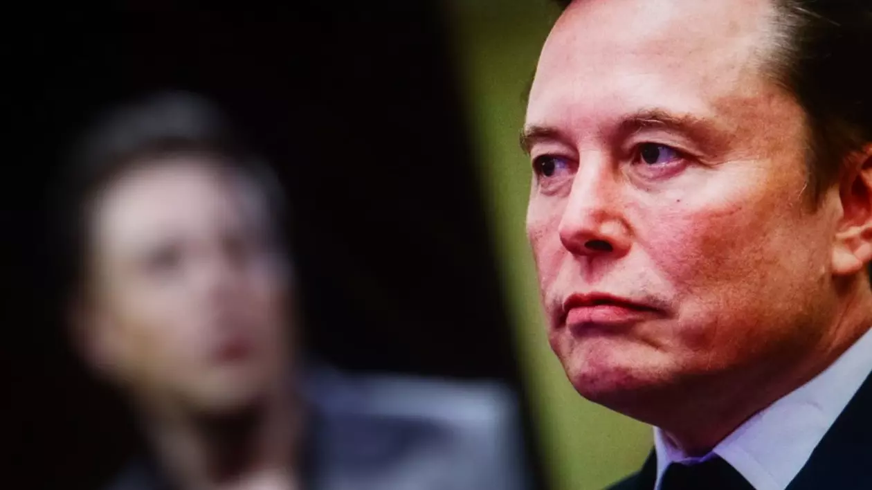 Cadru strans cu Elon Musk