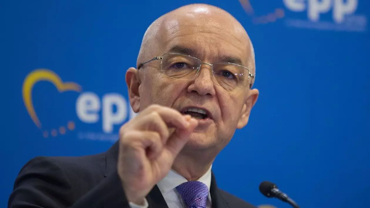 Prim plan Emil Boc, in timp ce vorbeste la Congresul PPE 2024, din București, România , cu mana dreapta ridicata la nivelul feței