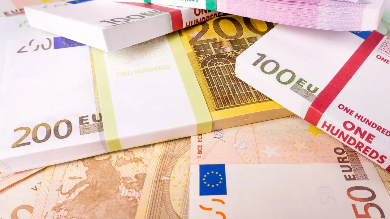 Un tânăr polițist din Bacău și-a șantajat fosta iubită, cu 21 de ani mai în vârstă: i-a cerut 10.000 de euro ca să nu-i spună soțului de aventură. Ce a urmat
