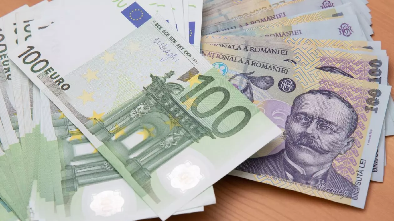 În dreapta, mai multe bancbote de 100 de euro, în dreapta, mai multe hârtii de 100 de lei.