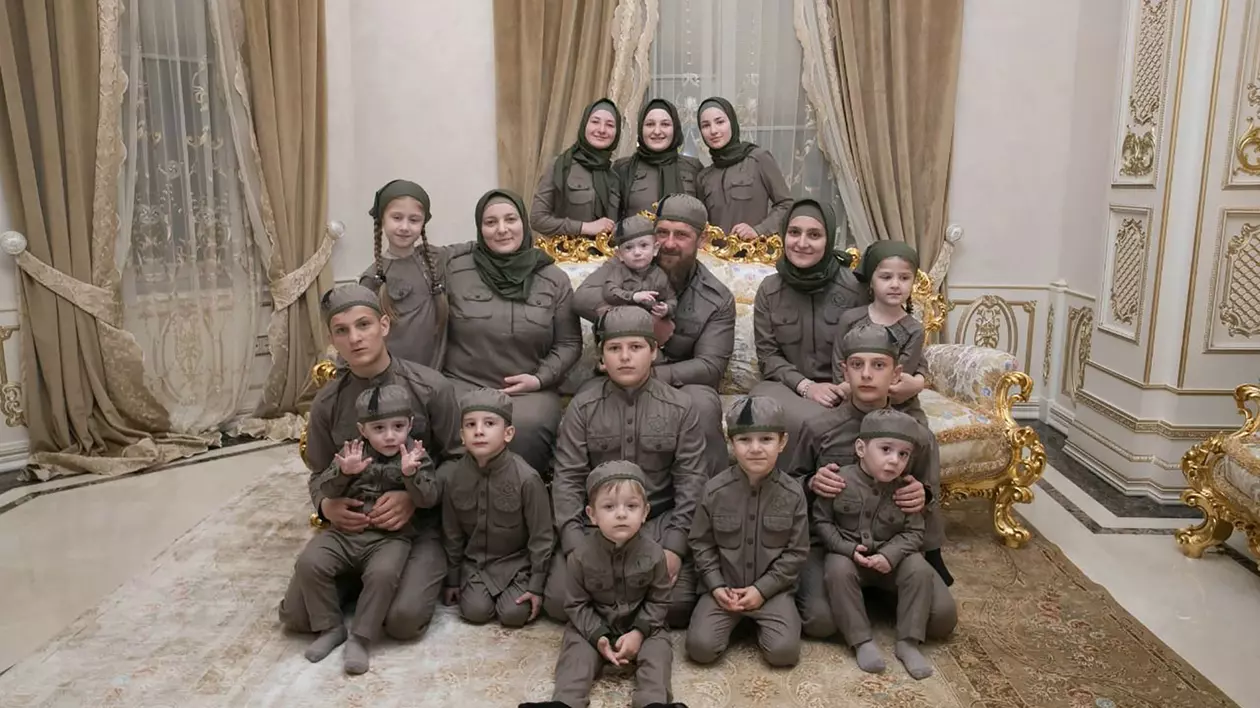 67 de rude ale lui Ramzan Kadîrov au funcții de conducere în Cecenia și în Rusia: „Tatăl și fratele nostru este în tot și toate!”