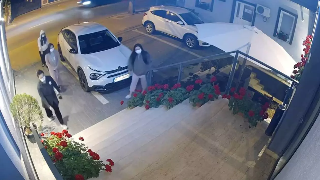 Poză cu cele patru femei din Craiova în fața hotelului pe care l-au jefuit