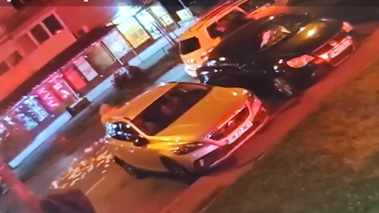 O femeie a aruncat cu bani pe stradă la Timișoara. Gestul rămâne un mister, dar suma este una importantă