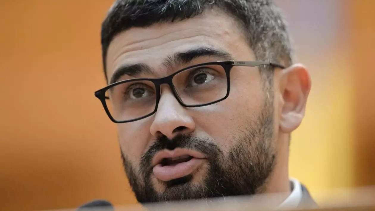 Deputatul PSD Petre Florin Manole participă la ședința comună a Camerei Deputaților și Senatului în care se dezbate și votează moțiunea de cenzură intitulată "Guvernul Orban/ PNL- privatizarea democrației românești", la Palatul Parlamentului, miercuri, 5 februarie 2020.