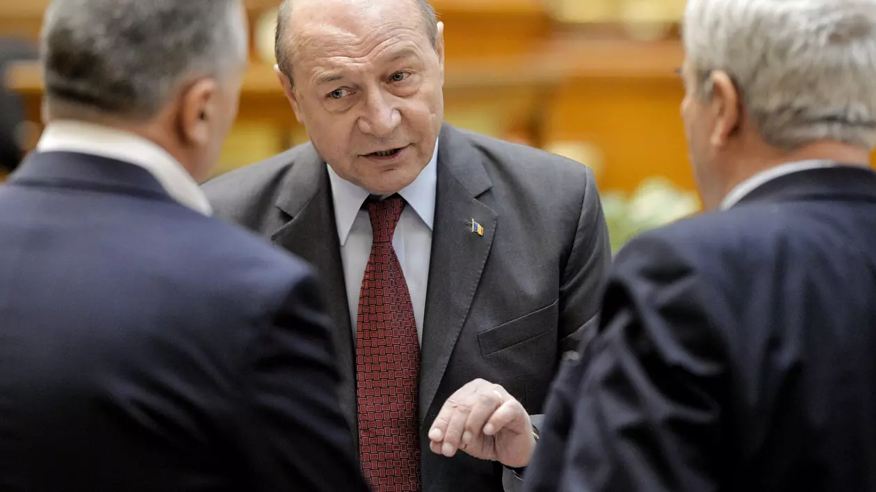 Traian Băsescu discută cu doi bărbați