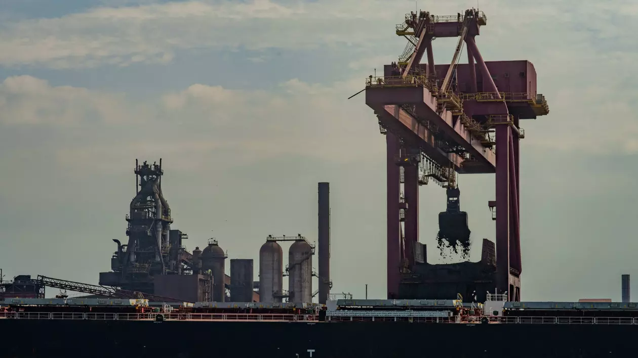Un angajat ArcelorMittal va primi 330.000 de euro de la gigantul siderurgic, după ce a orbit în urma unui accident de muncă