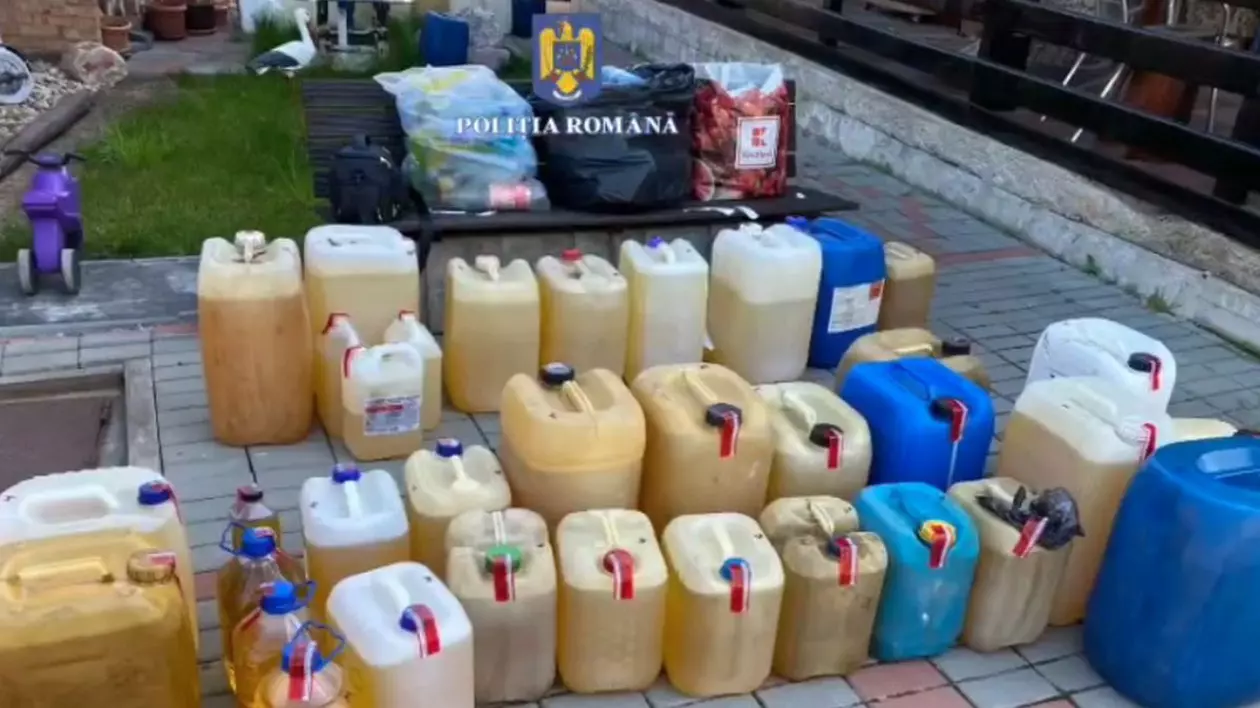 Mai multe canistre și bidoane cu motorină, combustibil furat de șoferii de autobuz, găsite de polițiști la percheziții, în Brașov, 30 aprilie 2025
