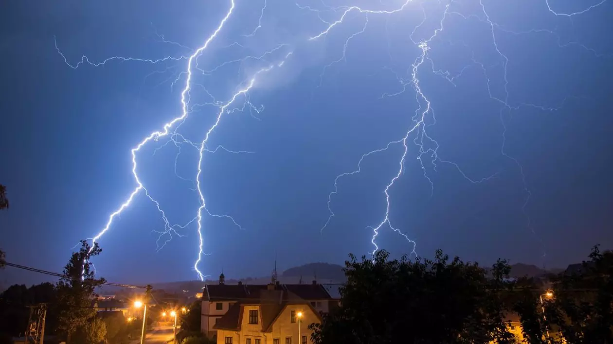 Cod portocaliu de grindină, ploi torențiale și furtuni. Lista localităților afectate de fenomene meteo periculoase