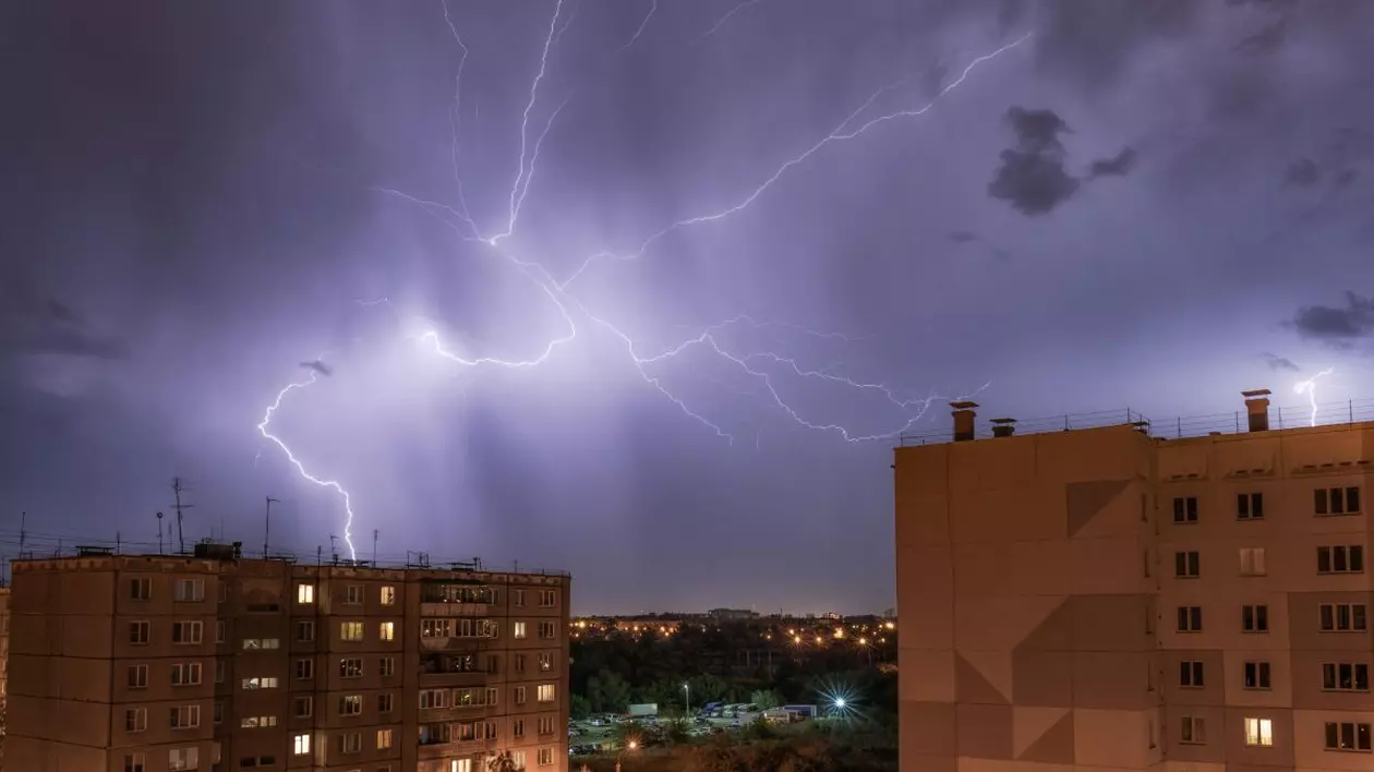Cod portocaliu de fenomene meteo periculoase în trei județe. Lista localităților vizate