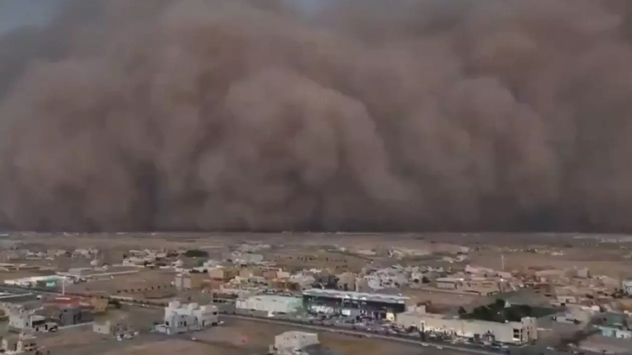 Imagine din Arabia Saudită cu furtuna de nisip