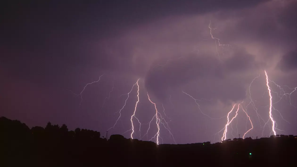 Cod galben în București. ANM anunță ploi, vânt și descărcări electrice