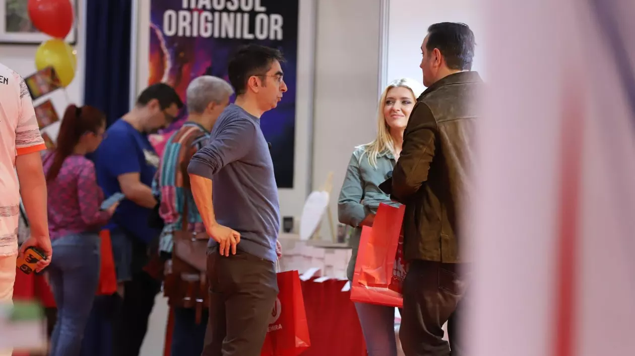 Cum au fost surprinși Daniel Buzdugan și Mihai Găinușă la Bookfest 2025. „Îmi fac timp să citesc, mă relaxează”