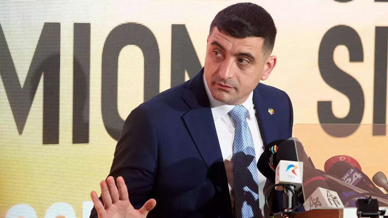 George Simion, îmbrăcat într-un costum bleumarin, cămașă albă și cravată albastră, în timpul unei conferințe de presă.