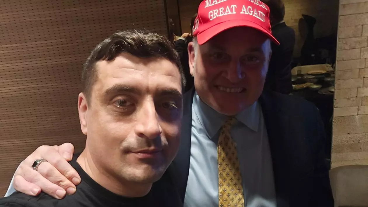 George Simion, într-un tricou negru, ținut de după gât de Brian Brown, susținător MAGA, îmbrăcat într-un costum bleumarin cu o cămașă bleu și o cravată aurie, cu o șapcă roșie cu textul „MAGA”