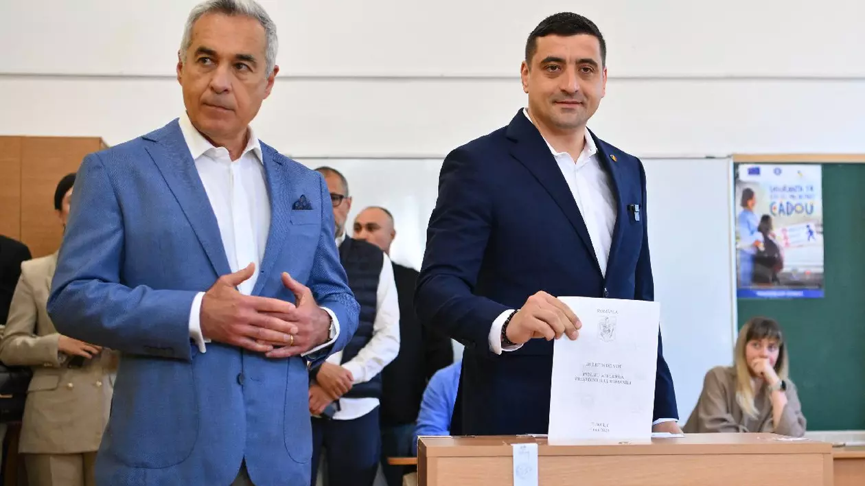 Candidatul prezidențial George Simion își exprimă votul alături de Călin Georgescu, câștigătorul primului tur al alegerilor anulate de anul trecut, în primul tur al alegerilor prezidențiale. București, România, duminică, 4 mai 2025.
