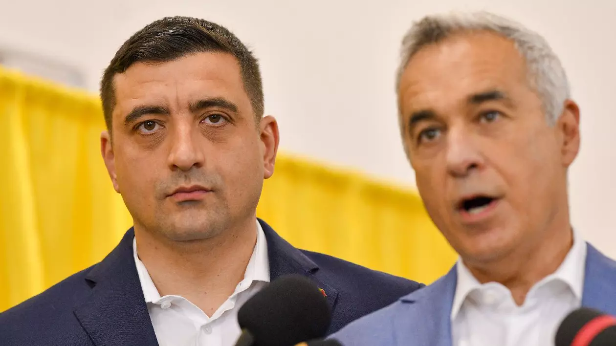 George Simion (S), candidatul Aliantei pentru Unirea Romanilor( AUR) la alegerile prezidentiale, asculta declaratiile de presa facute de Calin Georgescu dupa ce si-a exercitat dreptul la vot, in primul tur de scrutin al alegerilor prezidentiale, in Mogosoaia, duminica, 4 mai 2025