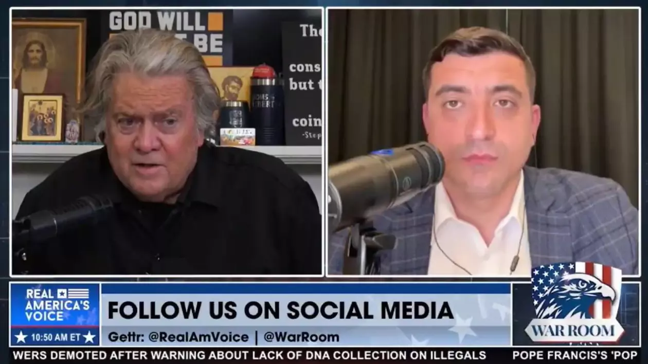 Imagine tip colag, interviu Steve Bannon, îmbrăcat în negru, in stanga, si George Simion, intrun sacou gri si o câmasă albă, in dreapta.