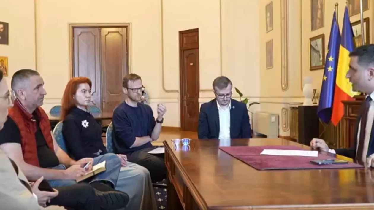 George Simion surprins în timp ce vorbește cu jurnaliștii Digi24 în biroul său din Parlament.