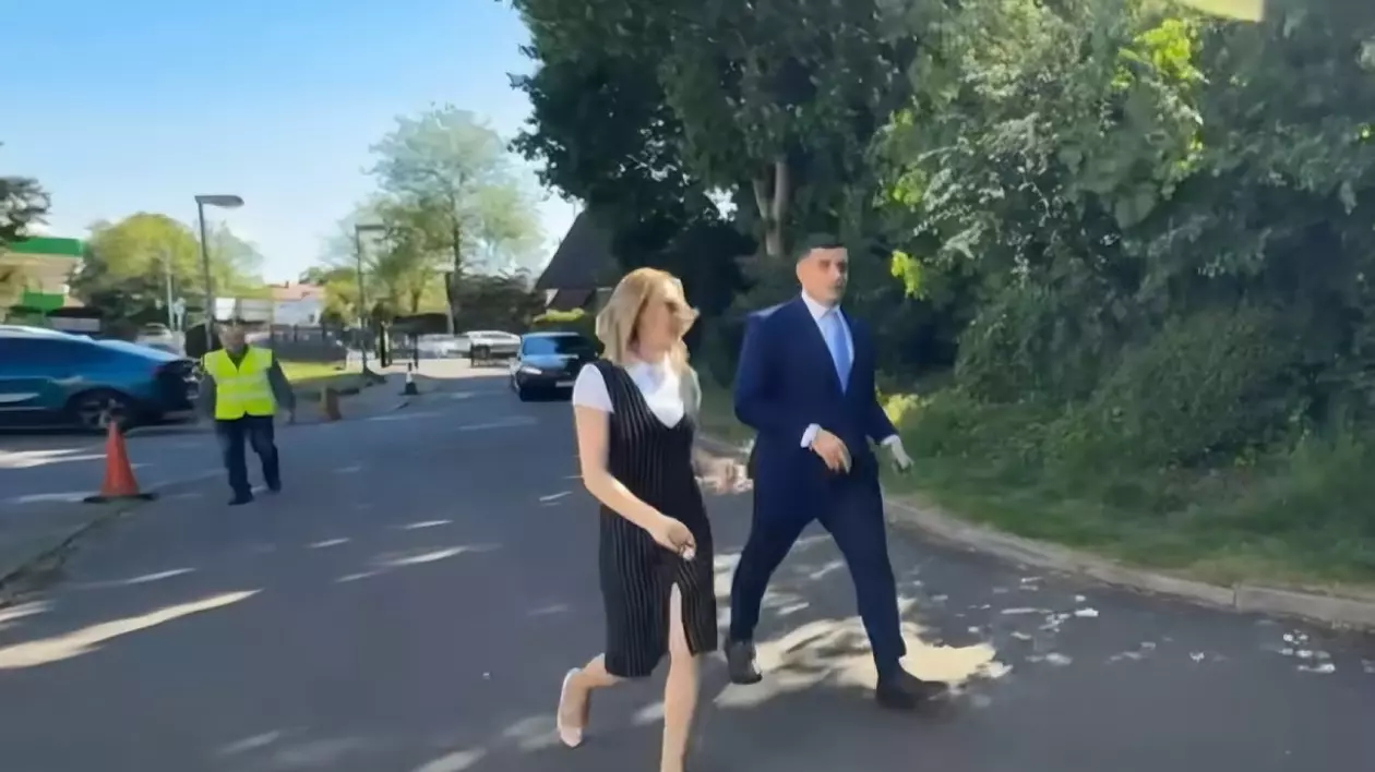 George Simion a rupt-o la fugă, la Londra, ca să scape de românii veniți să-l ia la întrebări, la un miting electoral: „Iese prin spate!”