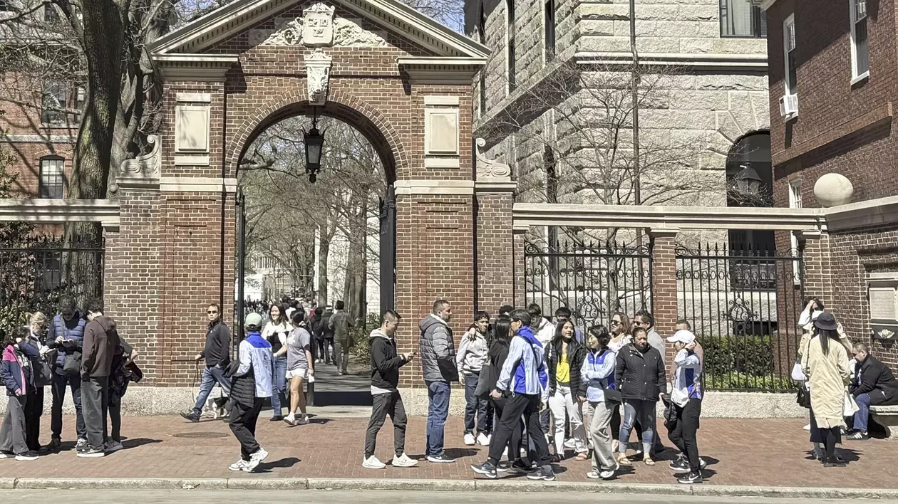 Ce se întâmplă cu studenții români care învățau la Harvard? Reacția Ministerului Educației după ce administrația Trump a dat afară studenții străini