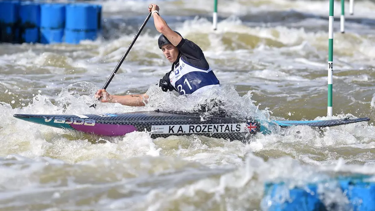 Kurts Adams Rozentals concurează în proba de canoe slalom individual