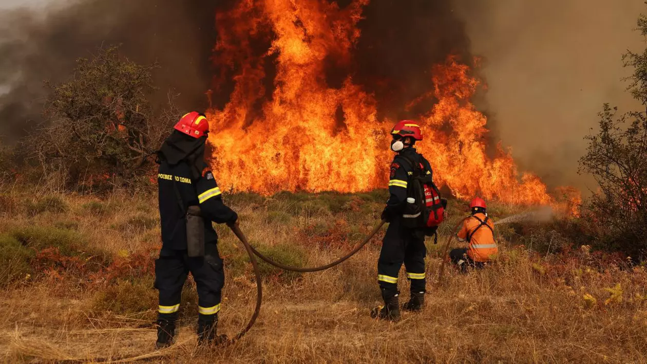 Pompierii greci se antrenează pentru stingerea incendiile de vegetație din acest sezon. „Mergem cu toții la luptă”