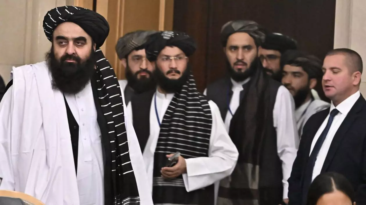Ministrul adjunct de externe al guvernului taliban din Afganistan, Amirkhan Muttak, participă la o conferință, la Moscova
