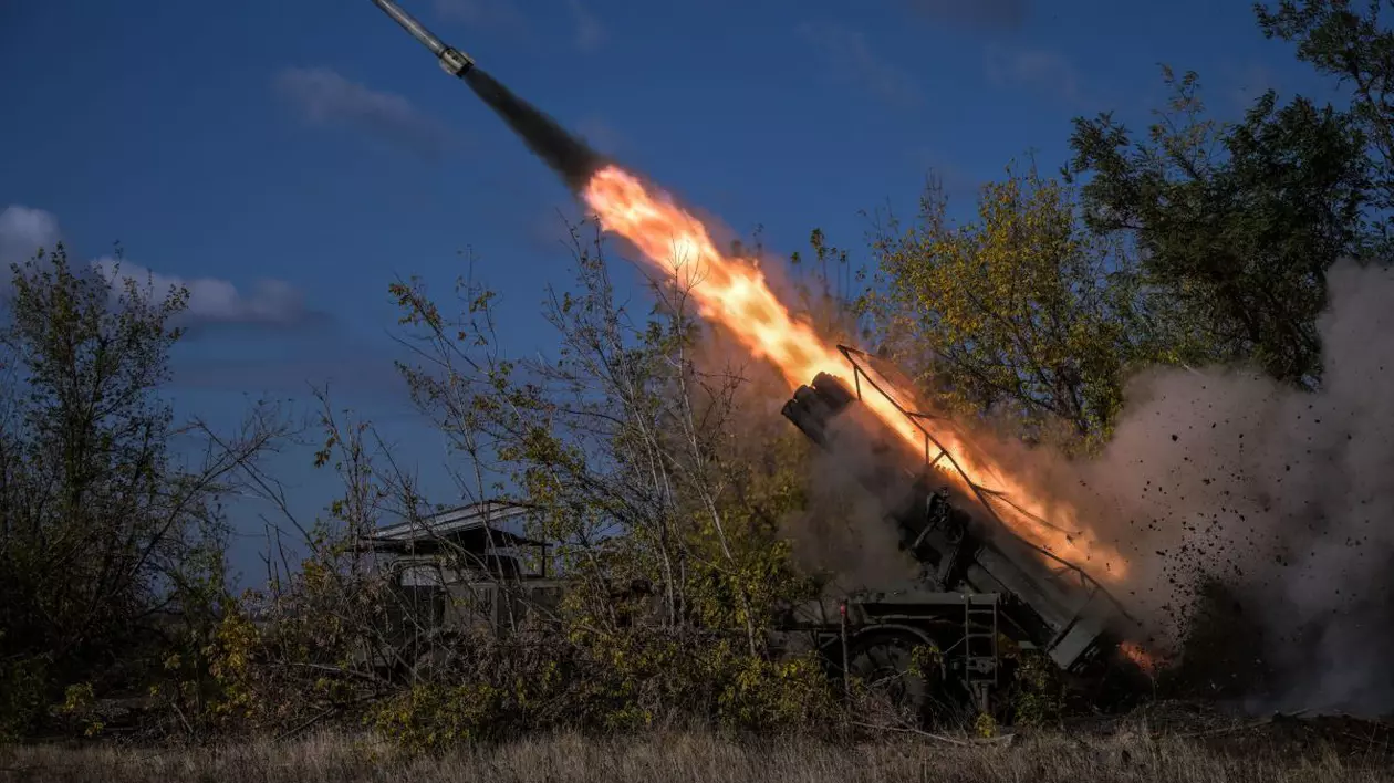 Militari ruși din Districtului Militar Central trag cu un lansator de rachete multiple BM-27 9K57 Uragan către pozițiile ucrainene din sectorul Povrovsk