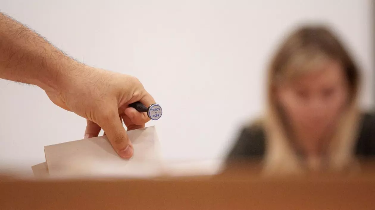 Un barbat voteaza la alegerile parlamentare, duminica, 1 decembrie 2024