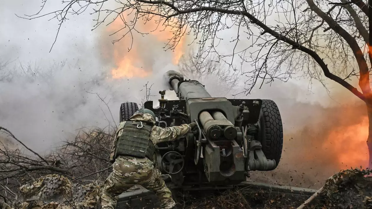 Un militar rus trage cu un obuzier D-30 către pozițiile ucrainene din sectorul Volcansk al frontului