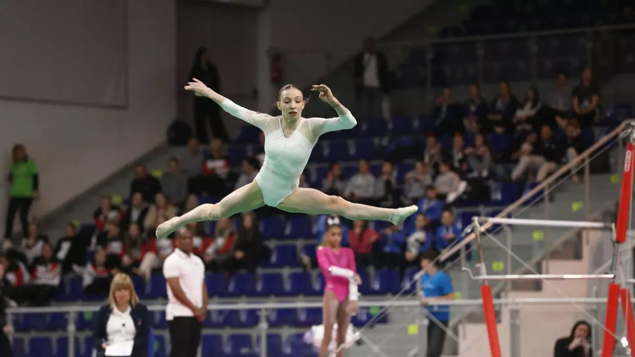 Gimnasta Ana Maria Bărbosu evoluează la sol, la Campionatele Europene de Gimnastrică de la Leipzig