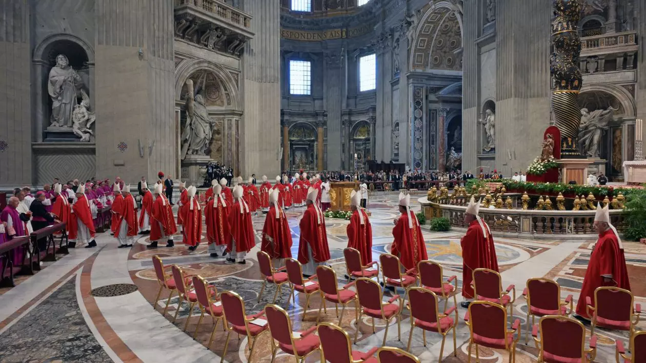 Cardinalii participă la o liturghie în a cincea din nouă zile de doliu pentru Papa Francisc, în Bazilica Sf. Petru din Vatican