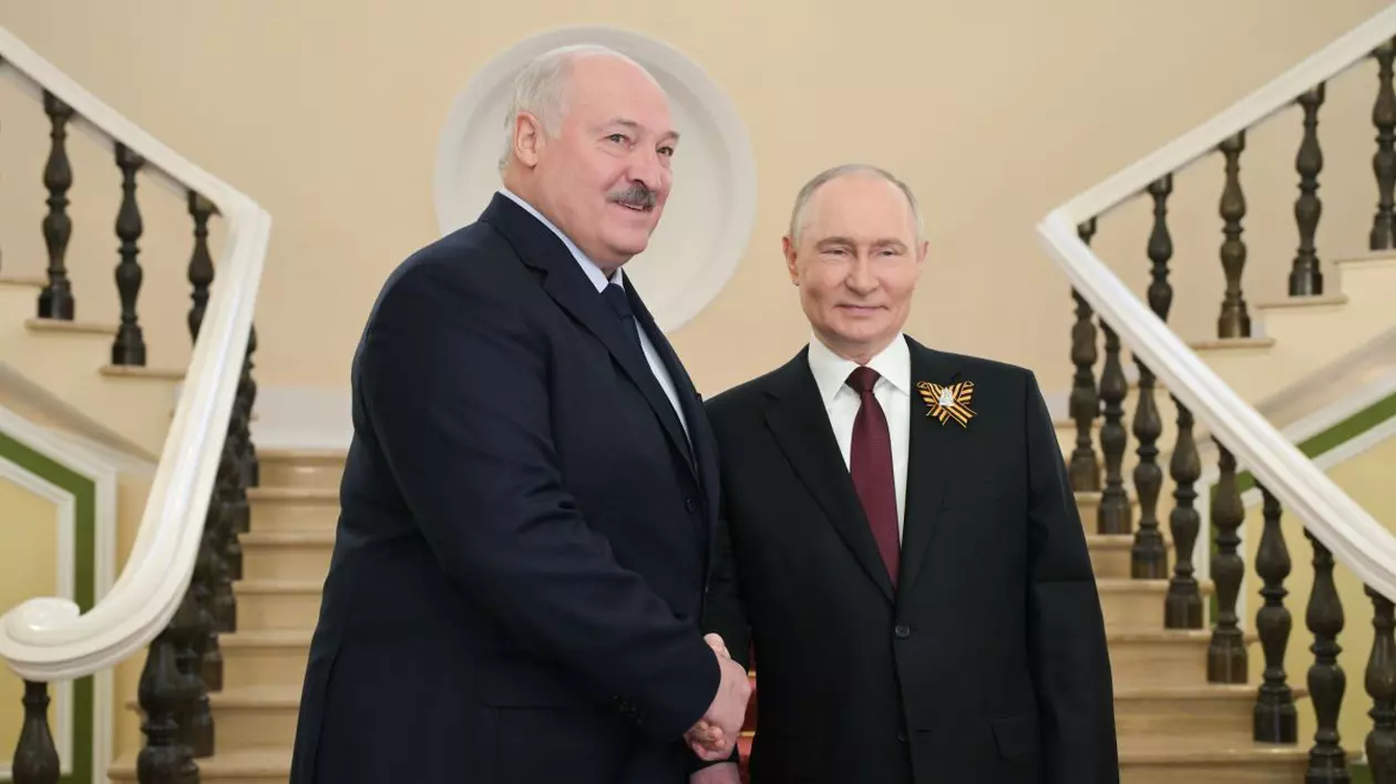 Președintele Rusiei, Vladimir Putin, îl salută pe președintele Belarusului Alexander Lukașenko, la Kremlin, înainte de parada militară dedicată Zilei Victoriei