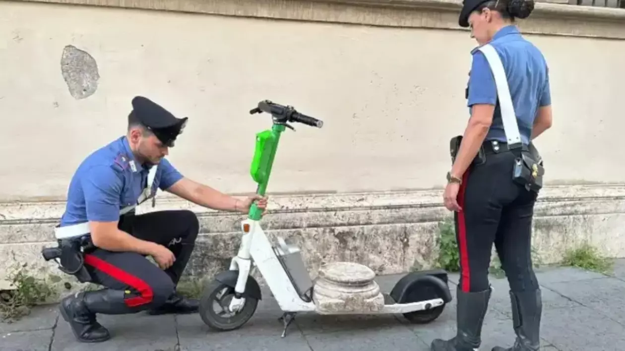 Turist fugărit de poliție după ce a furat o coloană romană de 30 kg pe care a cărat-o cu trotineta electrică. Ce le-a spus polițiștilor