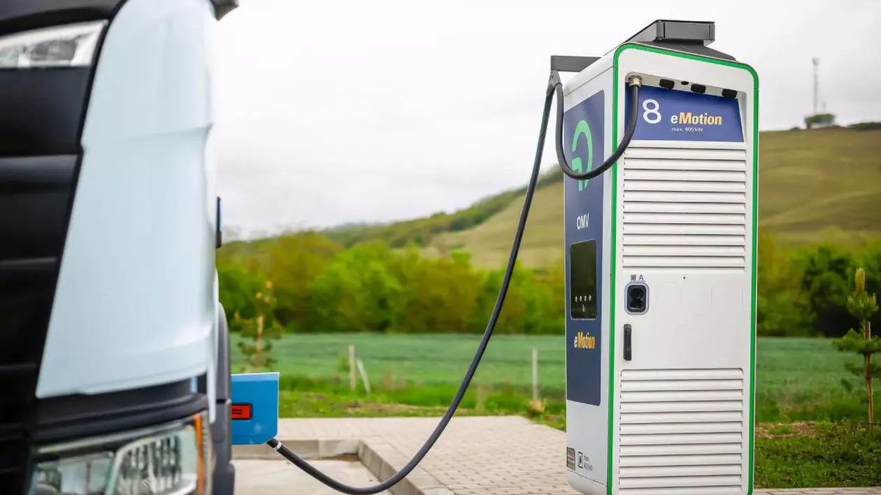 OMV Petrom inaugurează cel mai mare hub pentru vehicule electrice din România: 34 de puncte de încărcare rapidă