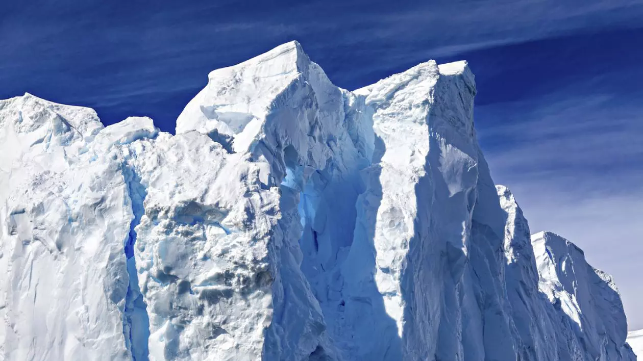 Prim-plan al unor aisberguri uriașe sub un cer albastru limpede, aisberguri în Oceanul Antarctic, în Antarctica