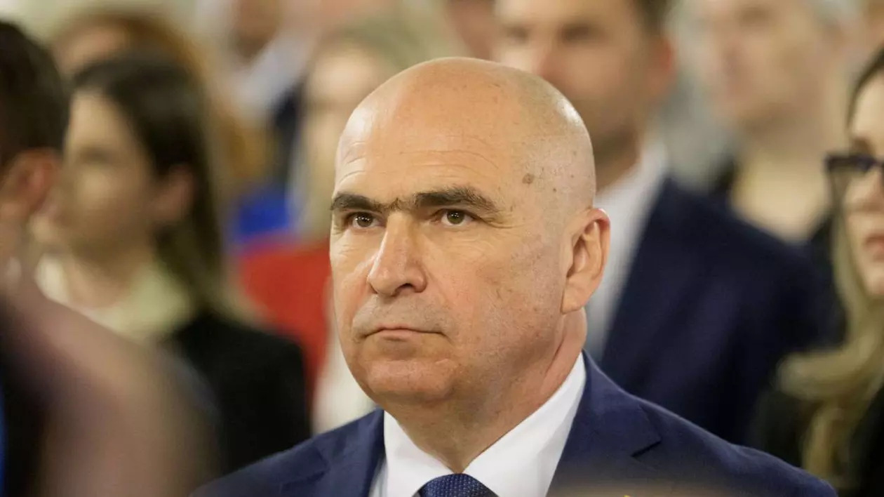 Ilie Bolojan, îmbrăcat la costum, la un eveniment politic.