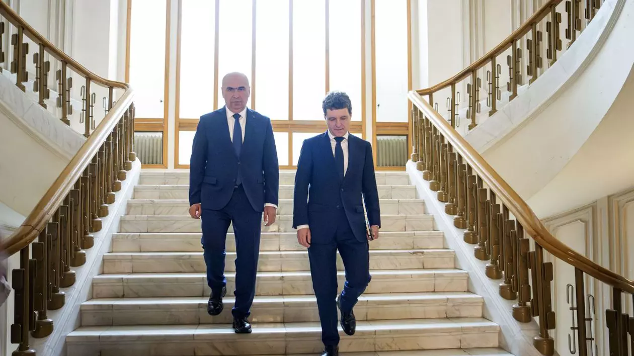 Ilie Bolojan (stânga) și Nicușor Dan (dreapta), pe treptele Palatului Cotroceni, la ceremonia de predare - primiare a mandatului de președinte al României