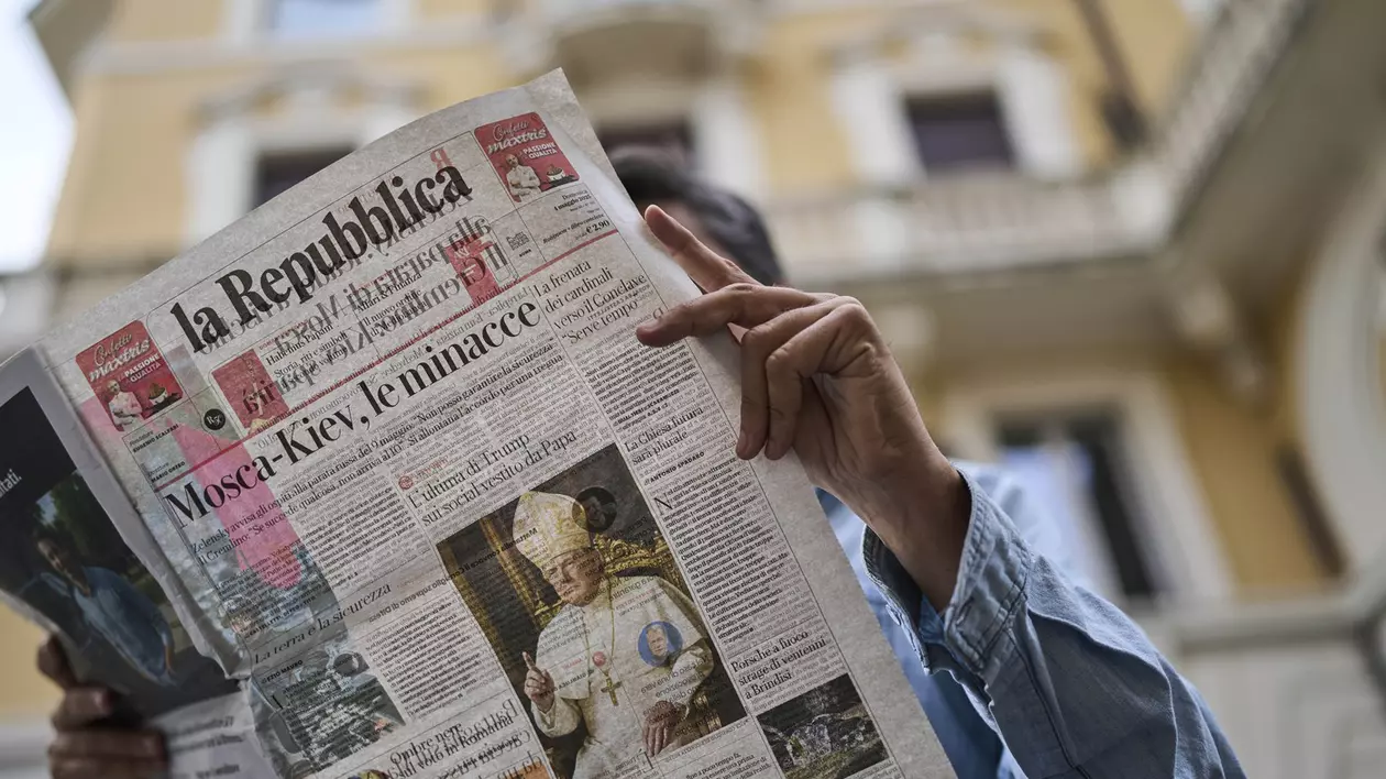 Imaginea în care Donald Trump se înfățișează ca papă, publicată și criticată în pagina de deschidere a ziarului italian La Repubblica Foto: Profimedia