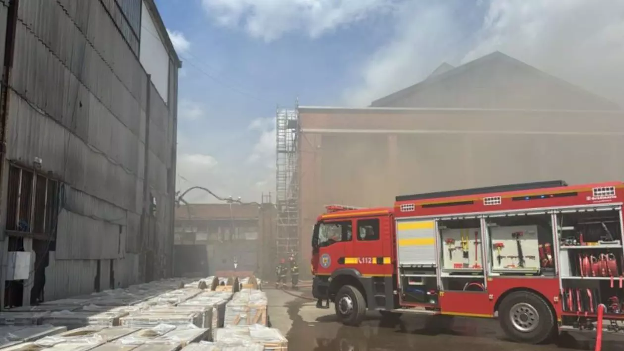 Incendiu puternic pe Bulevardul Basarabia din București. Flăcările au cuprins o hală, s-a emis mesaj RO-ALERT