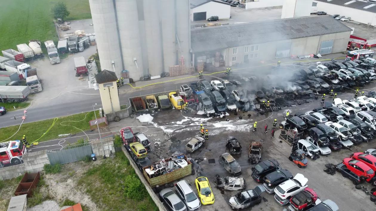 55 de mașini au ars în curtea unui centru de reciclare din Austria | VIDEO