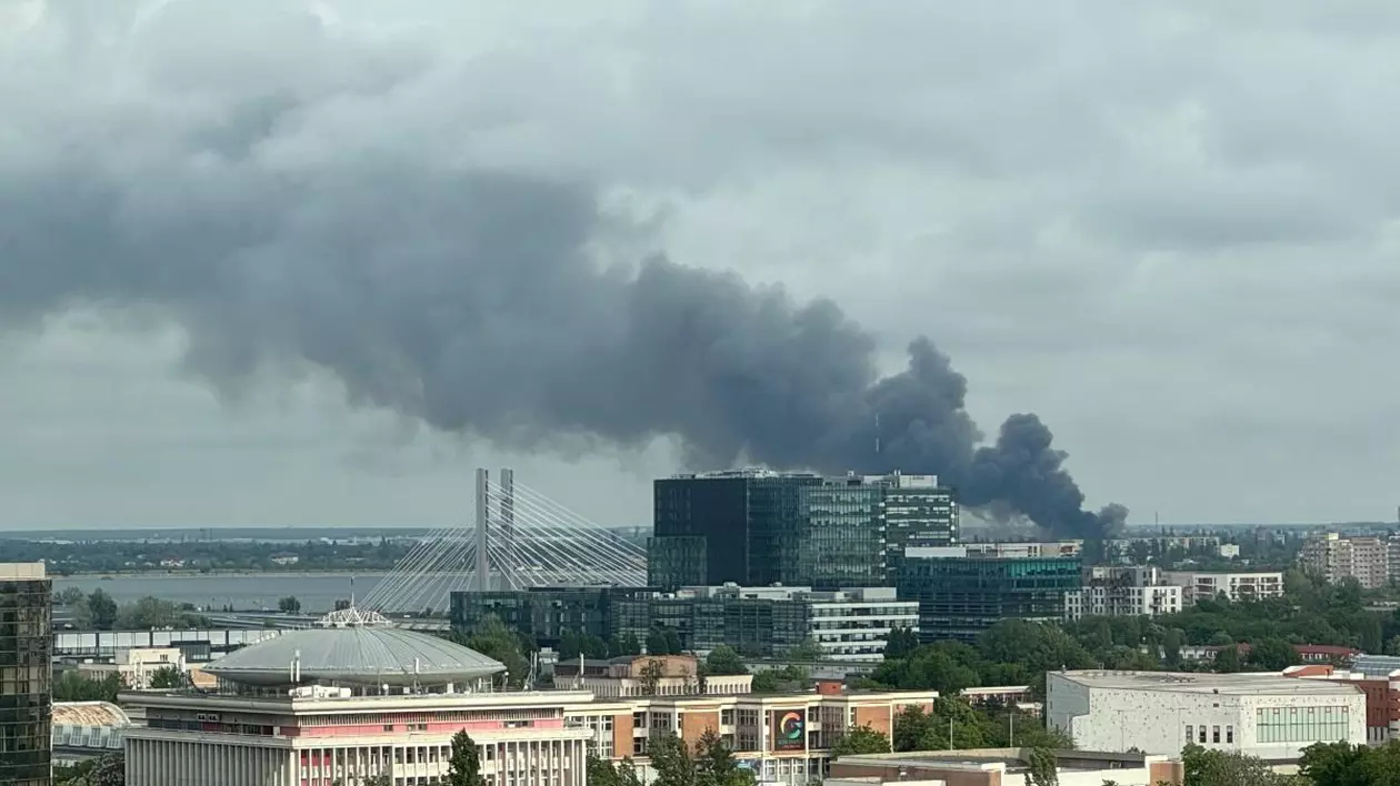 Incendiu de proporții la un depozit din Sectorul 6 al Bucureștiului. Focul riscă să se extindă, a fost transmis mesaj RO-Alert