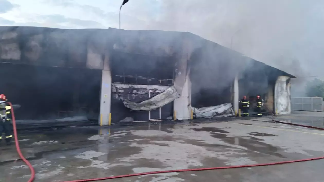 Hală de 200 mp distrusă într-un incendiu puternic, la Însurăței. Au ars utilaje, piese de schimb, o mașină și un depozit de acte