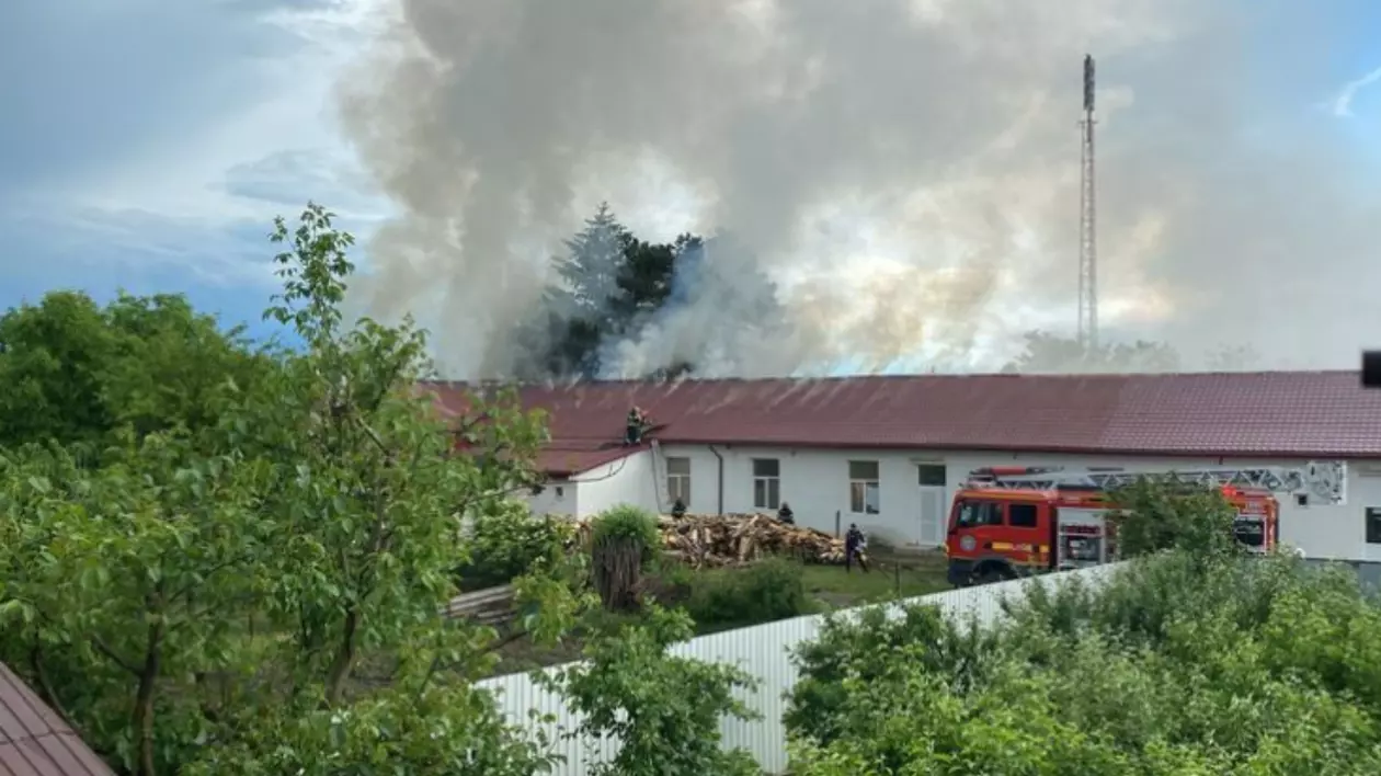Incendiu la o școală din Vrancea: peste 30 de elevi și profesori s-au evacuat în siguranță