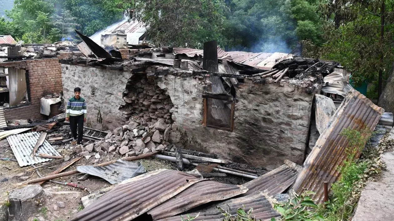 Jammu și Kashmir, India: Oameni în interiorul unei case avariate după bombardamentul din partea Pakistanului în urma „Operațiunii Sindoor” a armatei indiene, în districtul URI Baramulla, pe 8 mai 2025.