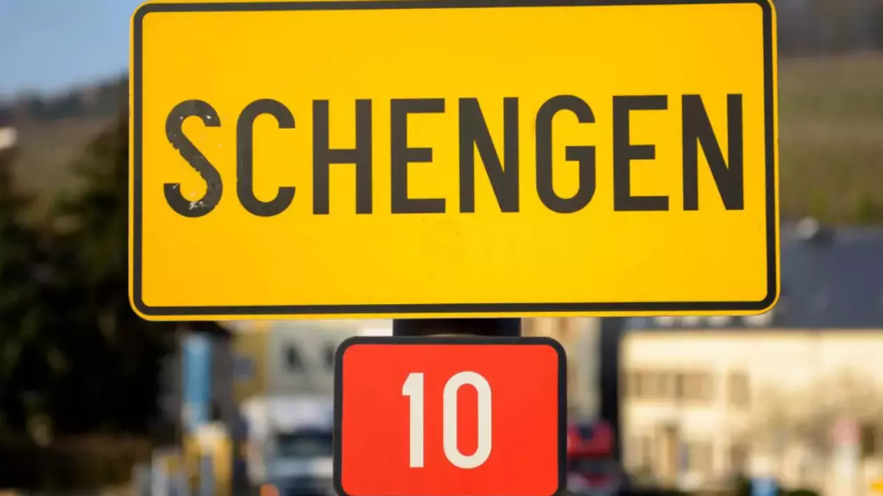În imagine este ilustrat un indicator galben pe care scrie Schengen