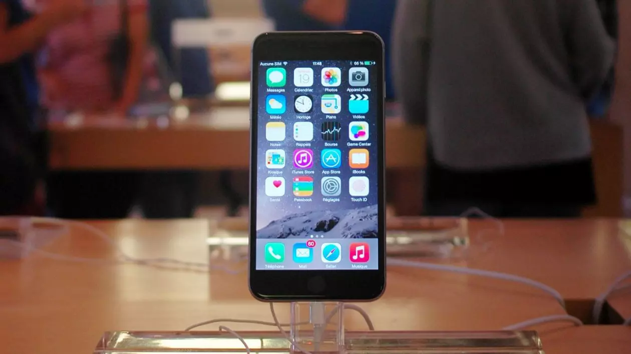 telefon marca apple, model iphone 6, așezat pe un stativ din plastic transparent, la lansarea modelului, la Paris, în 2014