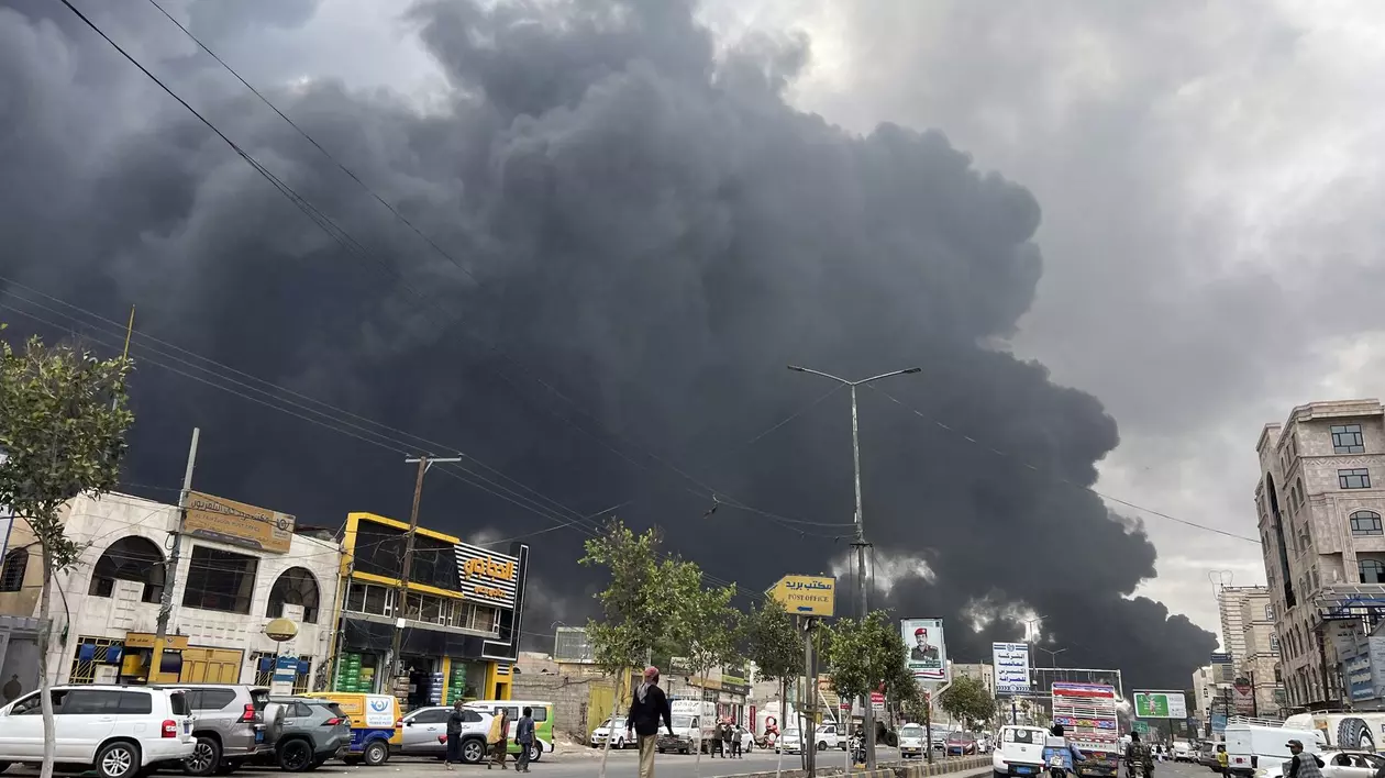 Imagine cu fumul care se înalță după loviturile aeriene din Sanaa, Yemen, pe 6 mai 2025.