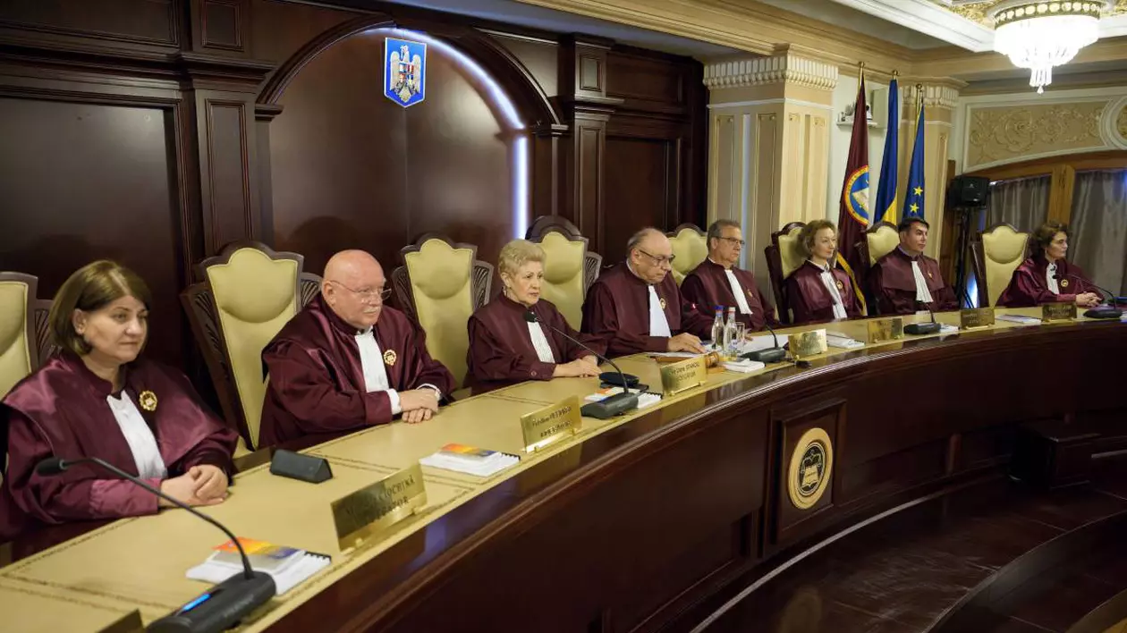 Magistrații de la Curtea Constituțională a României, îmbrăcați în robe