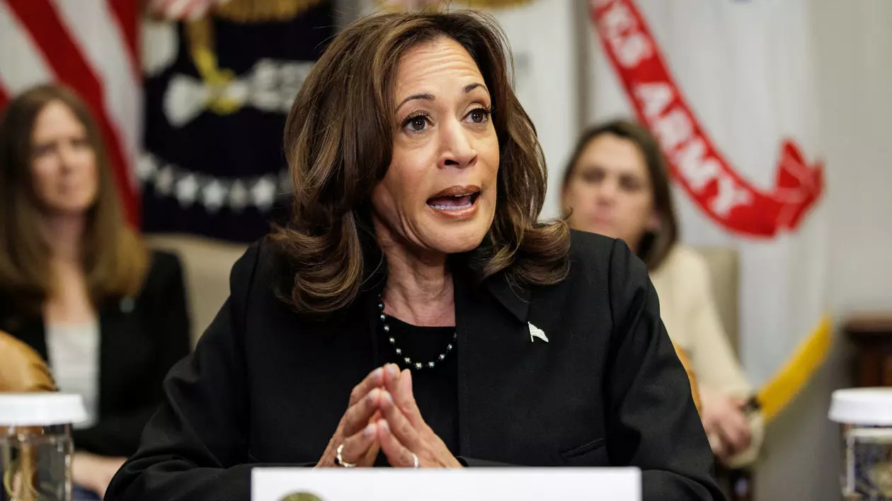 Kamala Harris surprinsă în timp ce vorbește în timpul unei ședințe de informare privind răspunsul guvernului federal la incendiile de vegetație din Los Angeles- 9 ianuarie 2025.